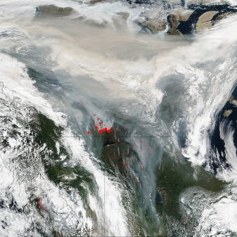 2017-08-15, Smoke and Clouds Obscure Skies in Northern Canada, Photo: NASA